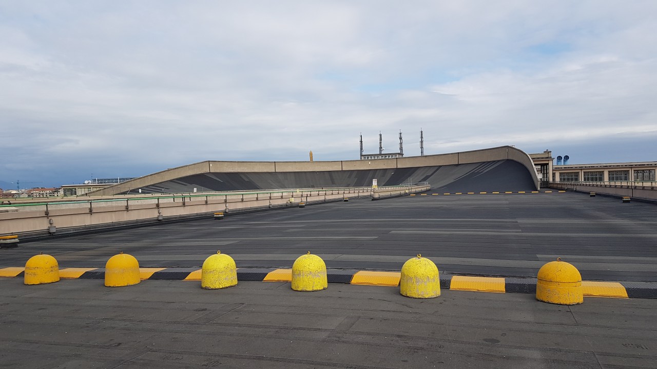 The wheels on the roof go round and round